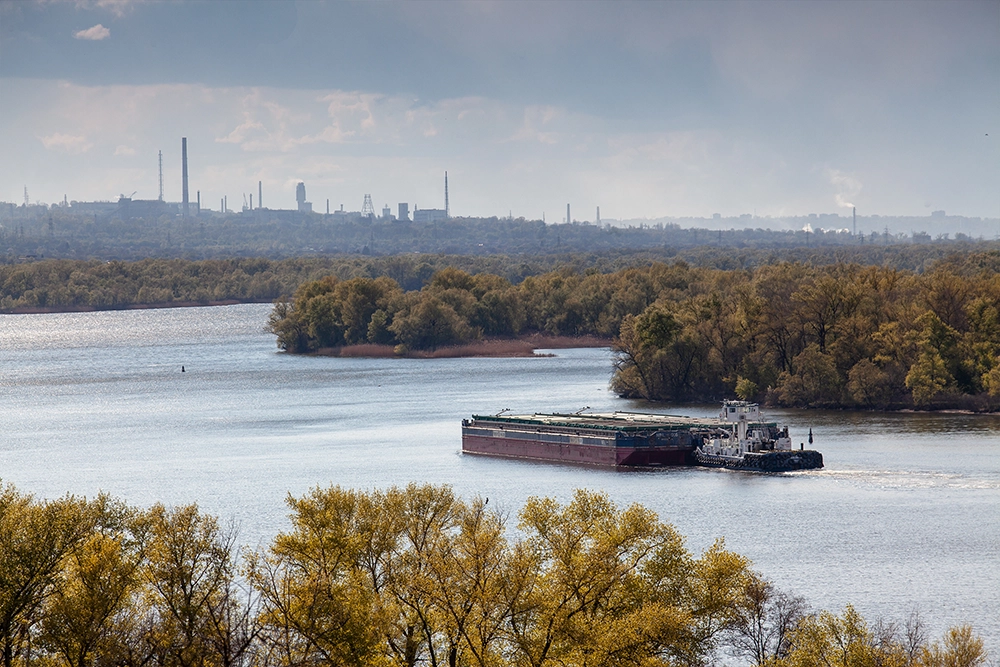 Вид с холма над Таромским карьером. По Днепру идет толкаемый состав в составе буксира-толкача «Нибулон-10» POSS-115