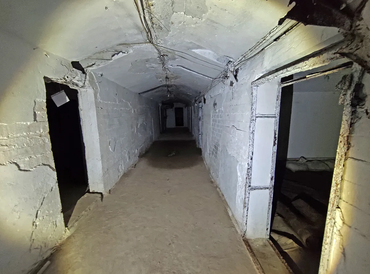 Длинный коридор с кучей дверей, вид от дальних помещений укрытия. Сфотографировал, когда вернулся