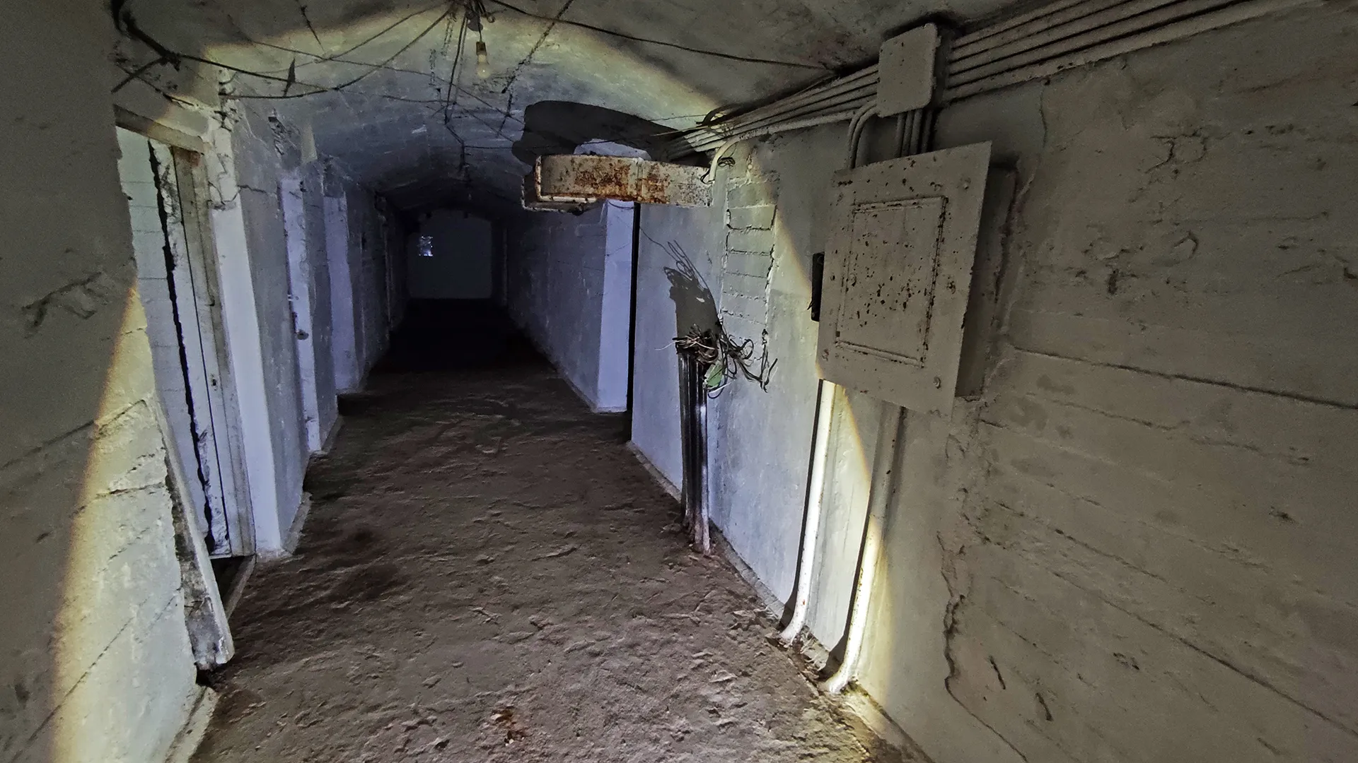 Один из коридоров защитного подземного сооружения