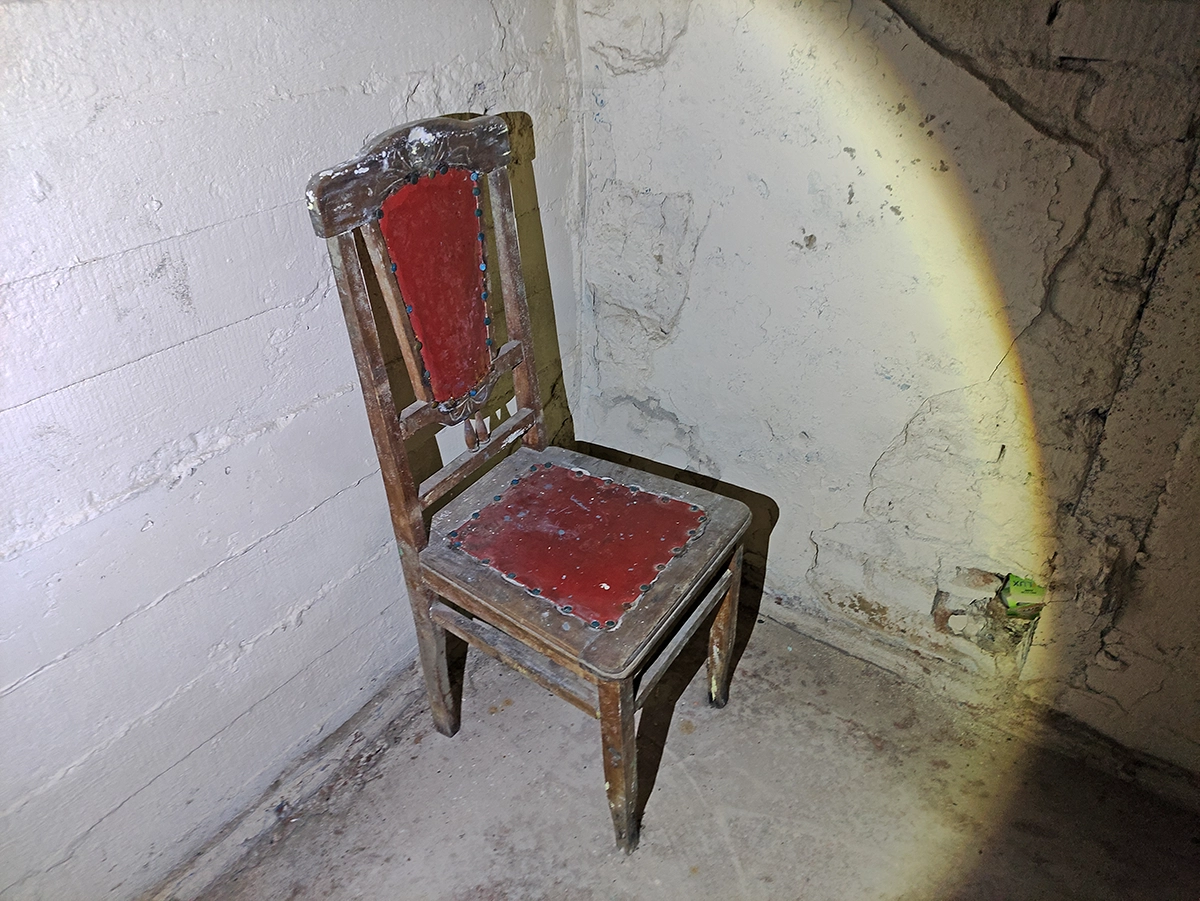 Такой старый стул здесь стоит. Вероятно, он изготовлен в 1930-1940х годах. Но это укрытие не так старо, поэтому стул сюда просто принесли