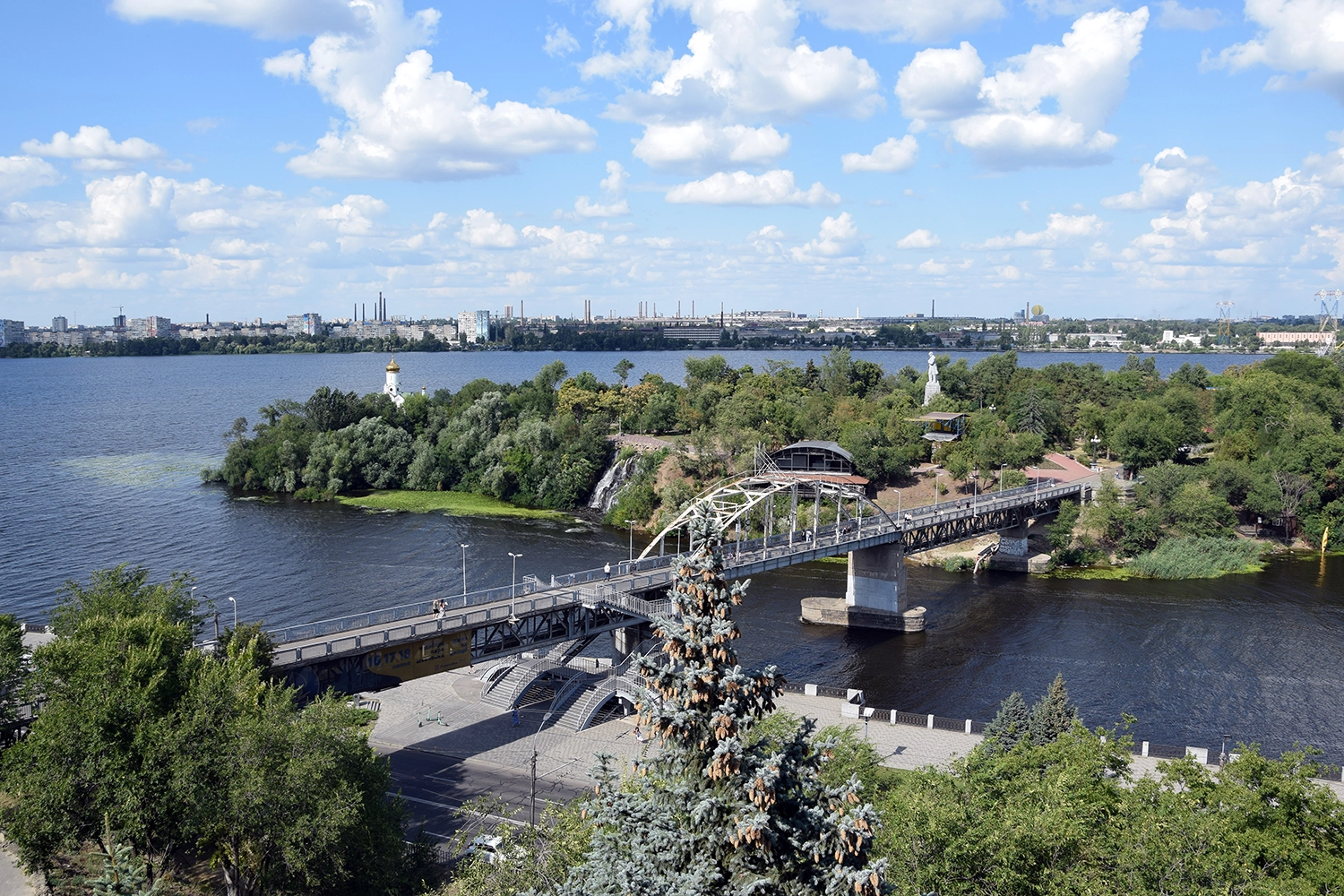 Пейзаж на пешеходный мост над Архиерейским проливом