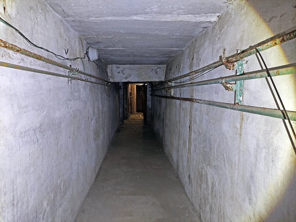 Коридор справа вел к эвакуационному выходу