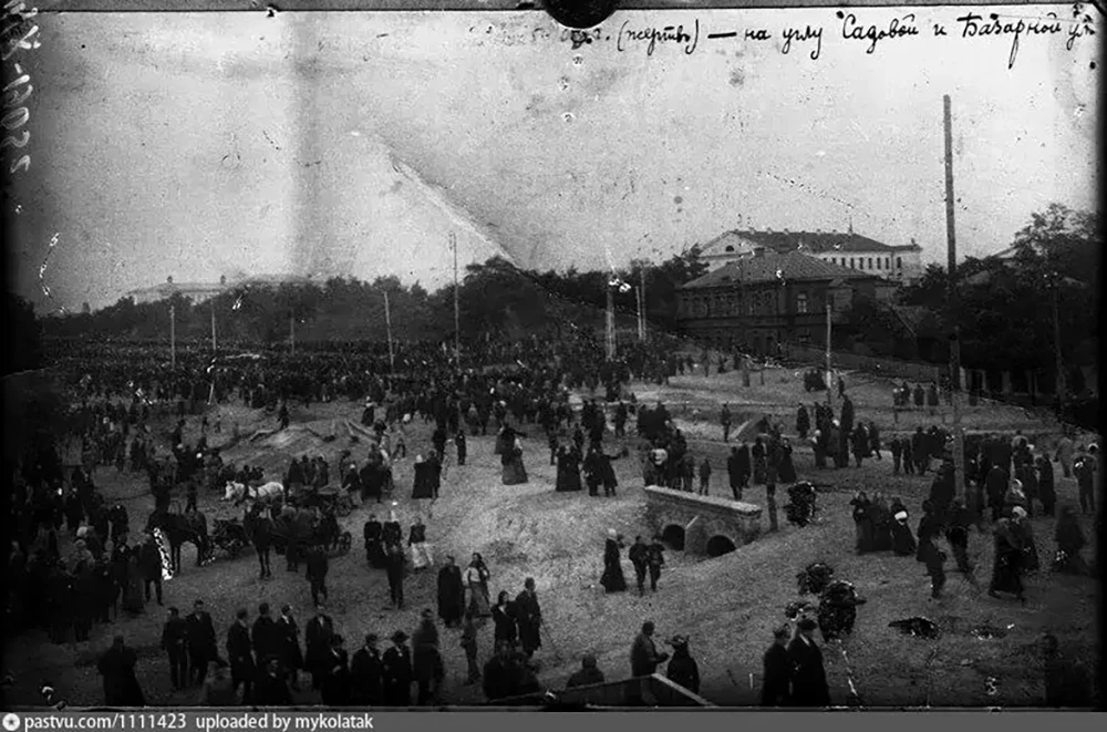 Небольшой кирпичный мост