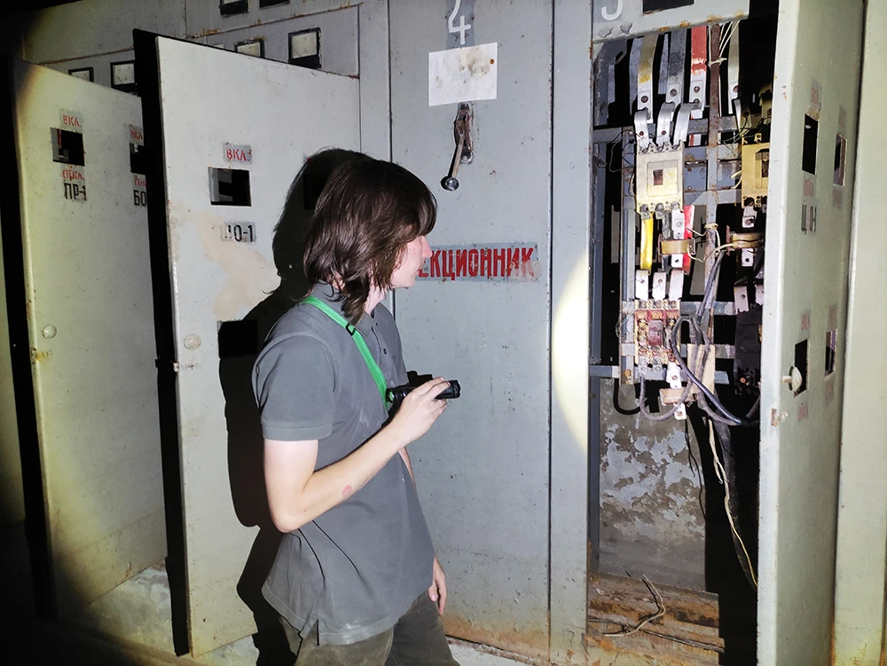 Остатки электрофурнитуры в секционном шкафу