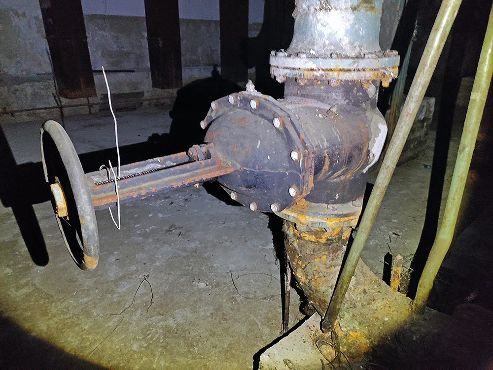 Остатки труб и запорной арматуры