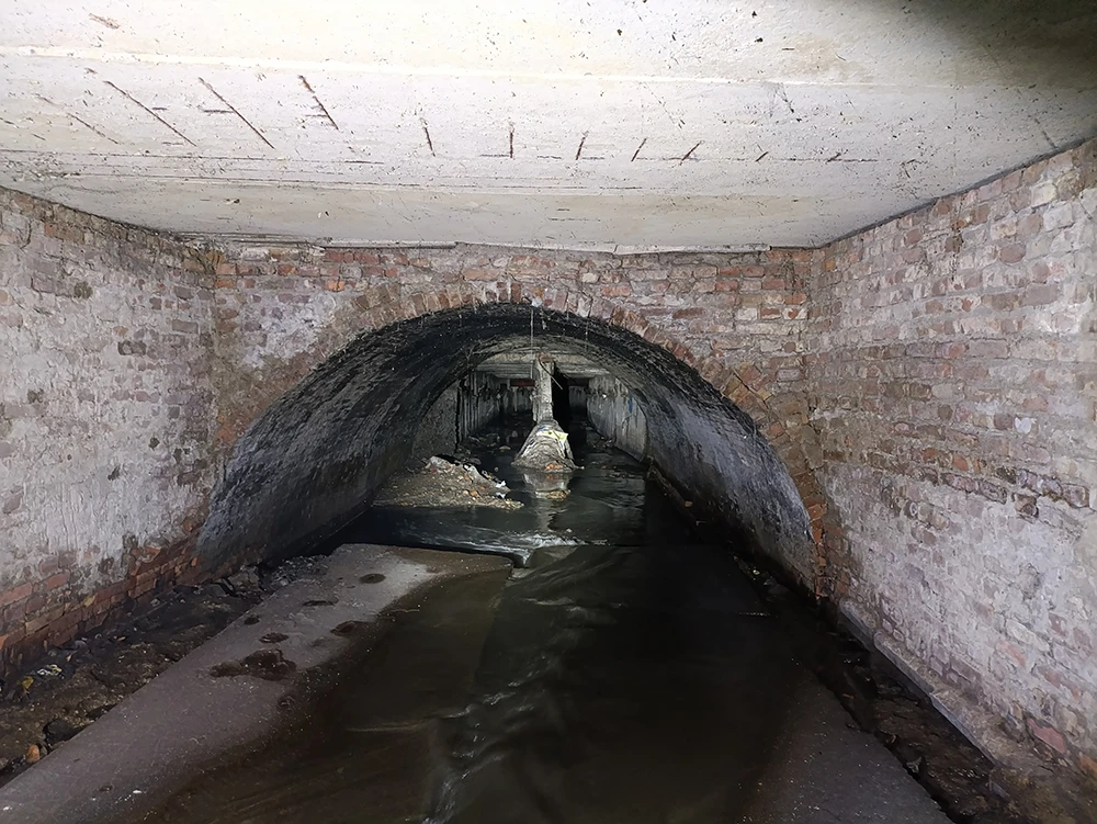 Подземный мост внутри квартала