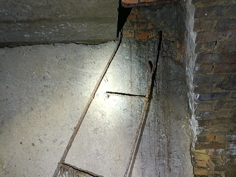 Результат сильного потока воды в коллекторе