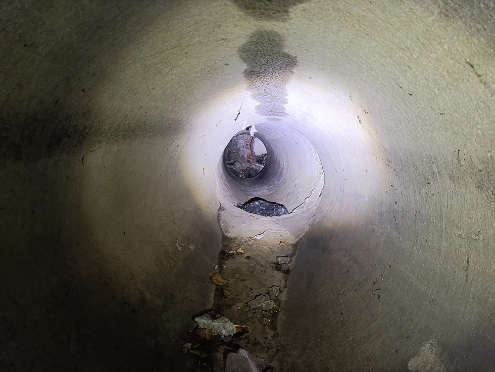 Внутри трубы диаметром 80 см