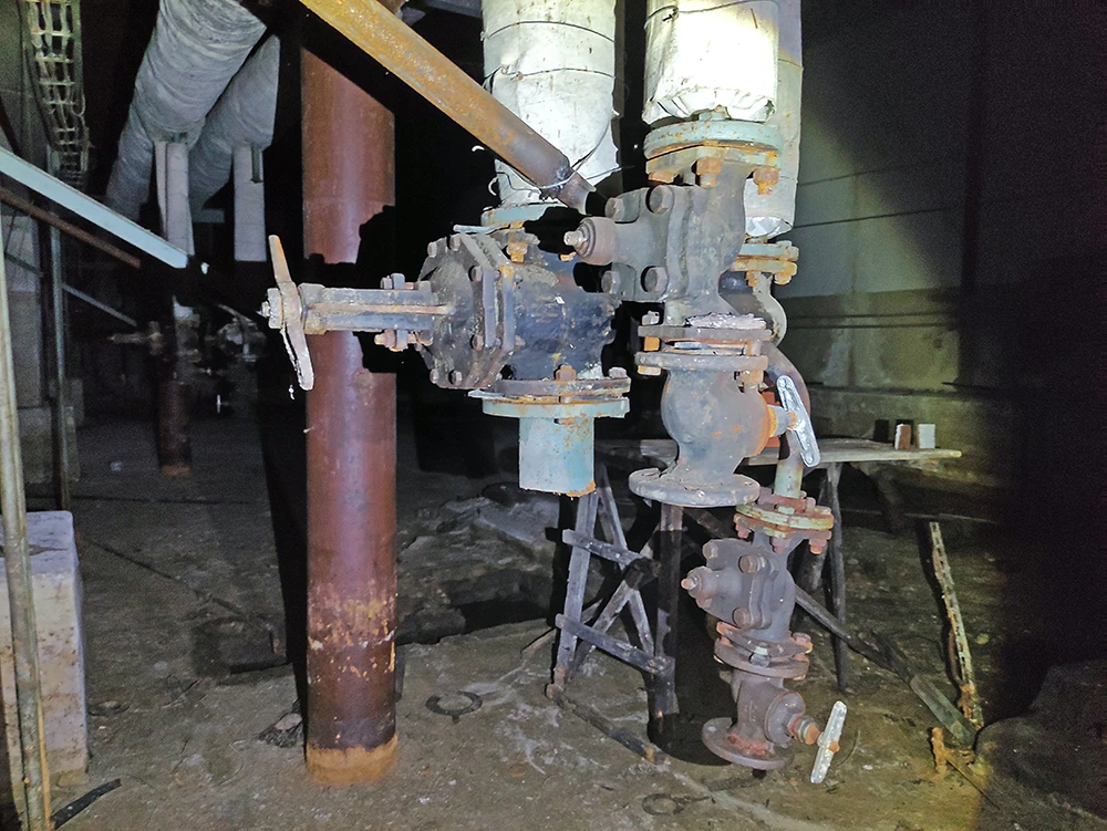 Не только оборудование, но трубы срезали