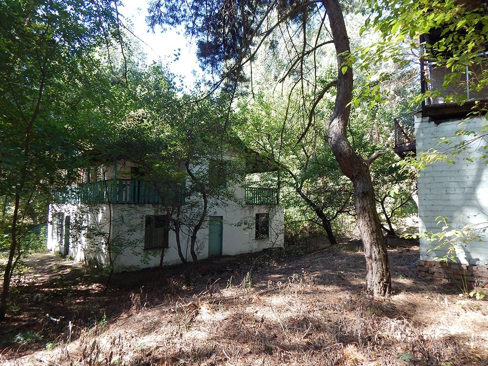 Двухэтажный дом с балконами