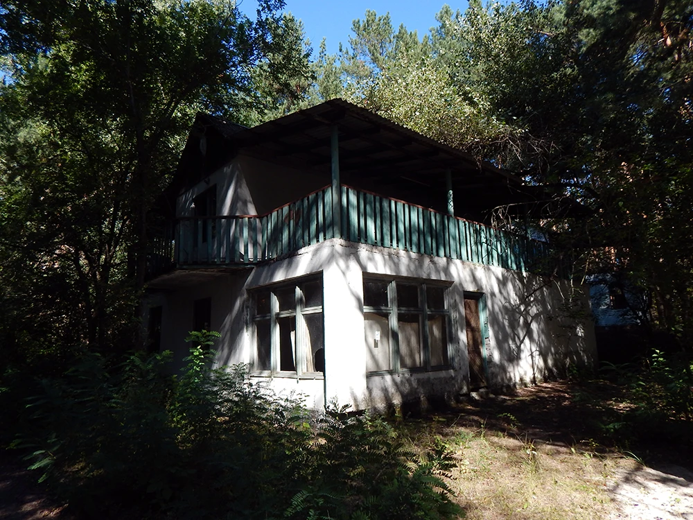 Один из домов лагеря