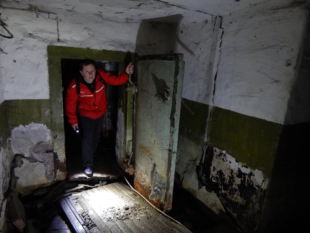 Одна из гермодверей убежища