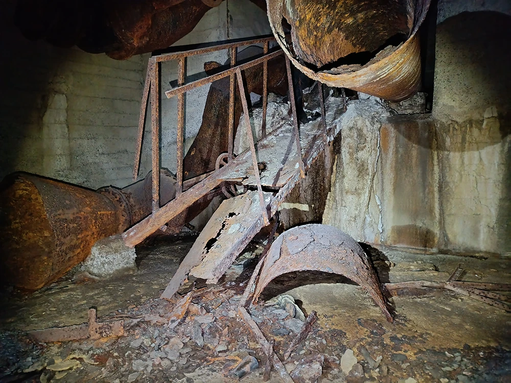 Трубы в старом коллекторе