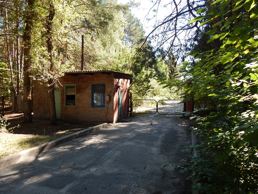 Центральный вход в детский лагерь, фото с другой стороны