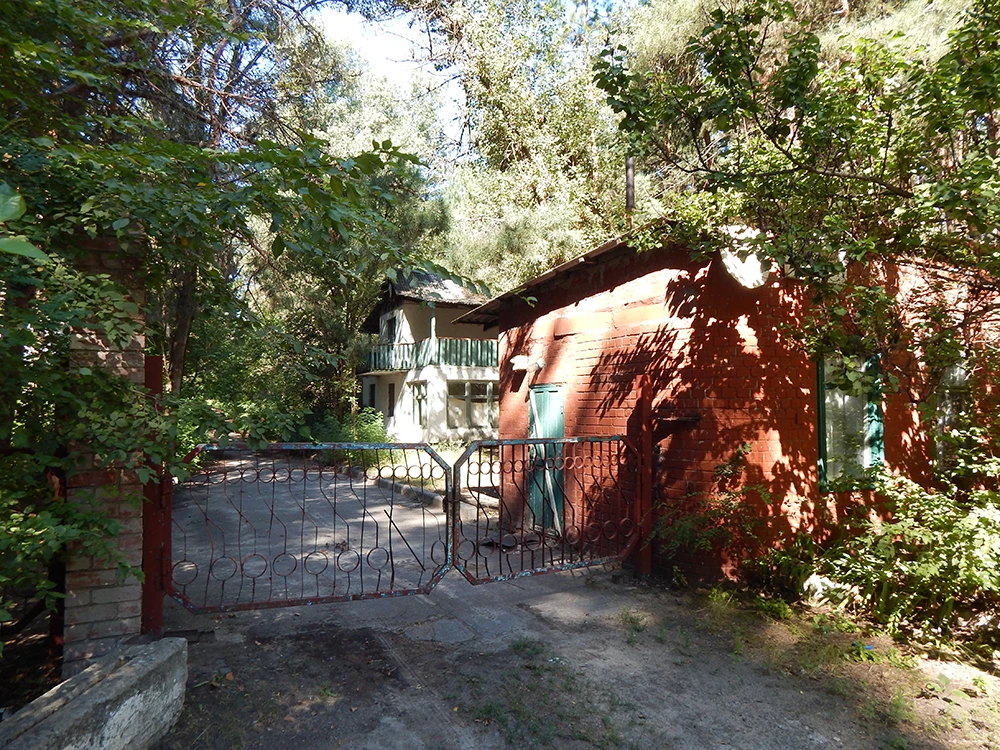 Центральный вход в детский лагерь