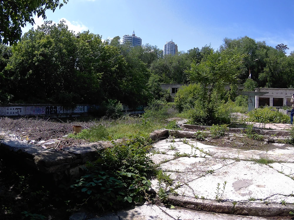 Вид на плавательный бассейн