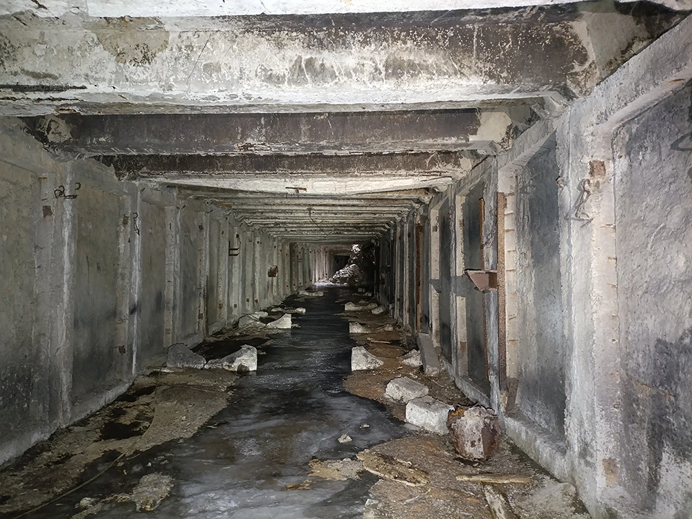 Замерзшая река в коллекторе