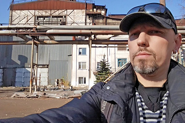 Den Weissman перед великим Мартенівським цехом НТЗ