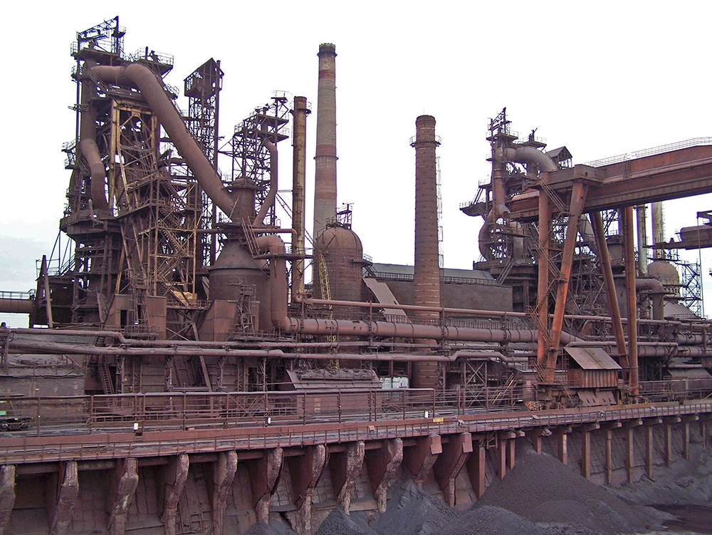 Доменні печі та рудний двір ДМЗ (колишня "Петровка"). Одне з моїх фото 2016 року (для розуміння, де кіноробам знімати не дозволили
