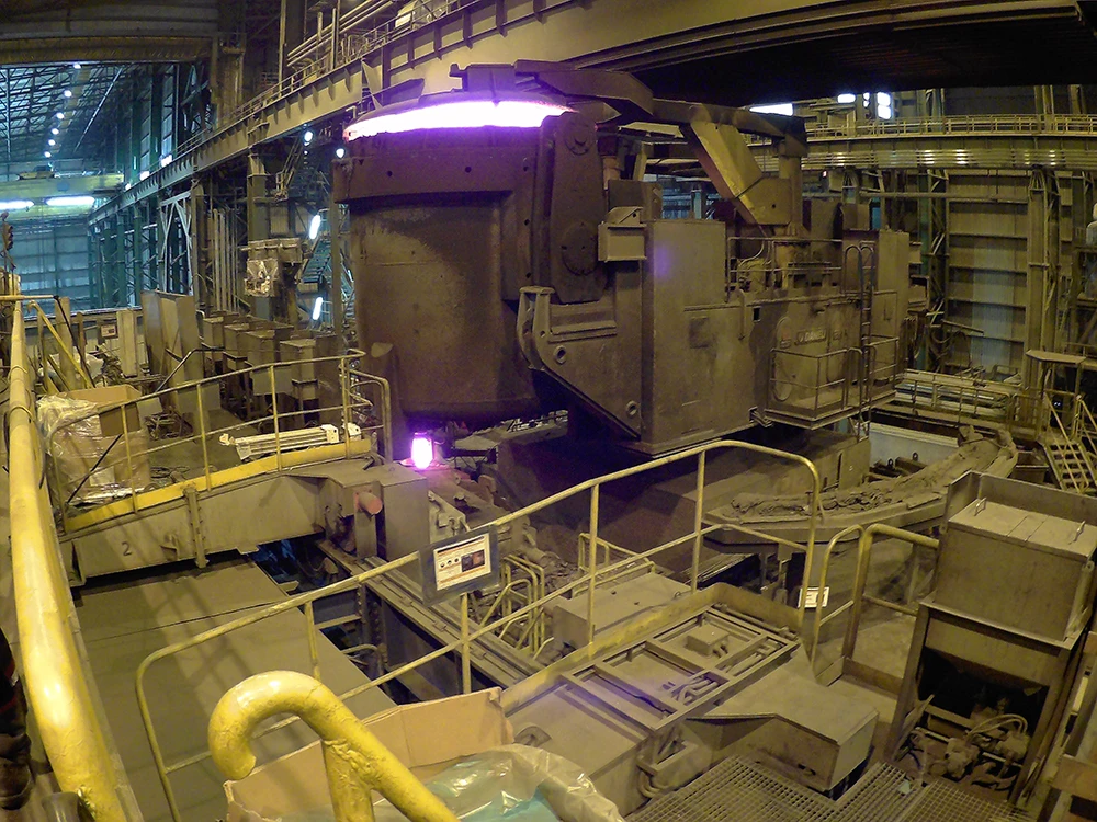 Расплавленный металл готовится к экструдированию