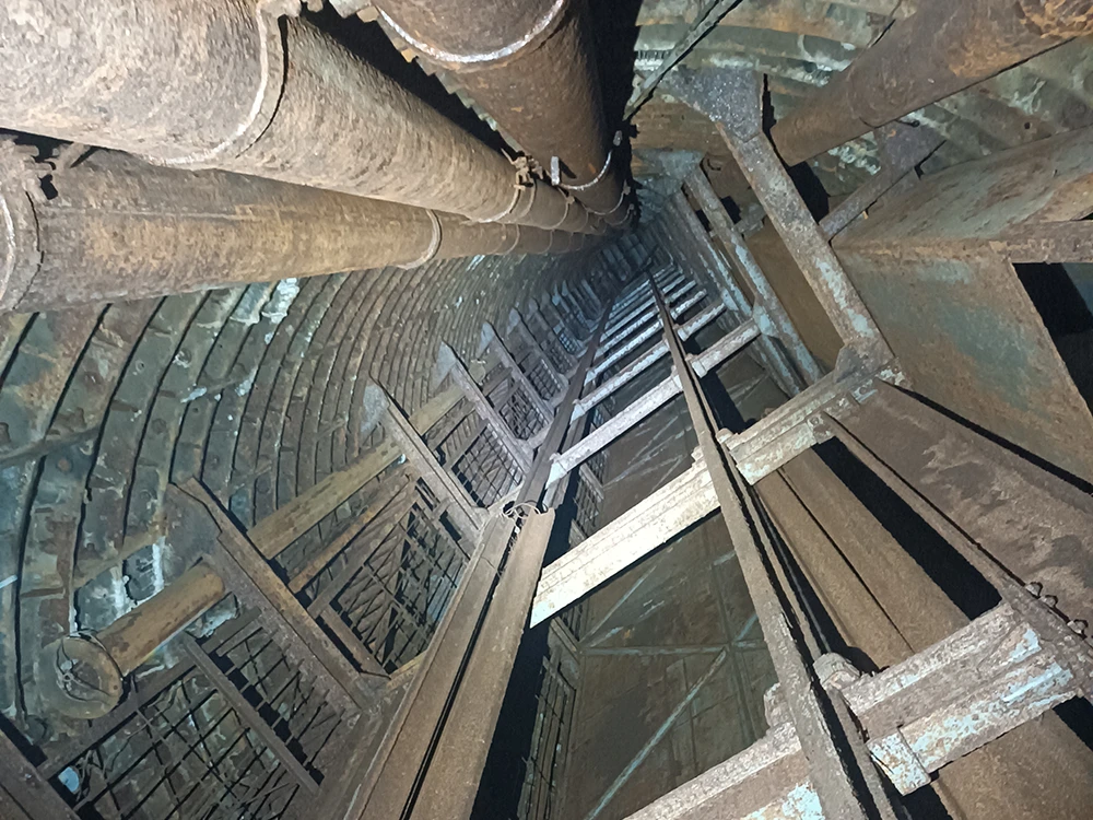 Вид со дна наверх, видны трубы по которым шла откачка воды из зумпфа