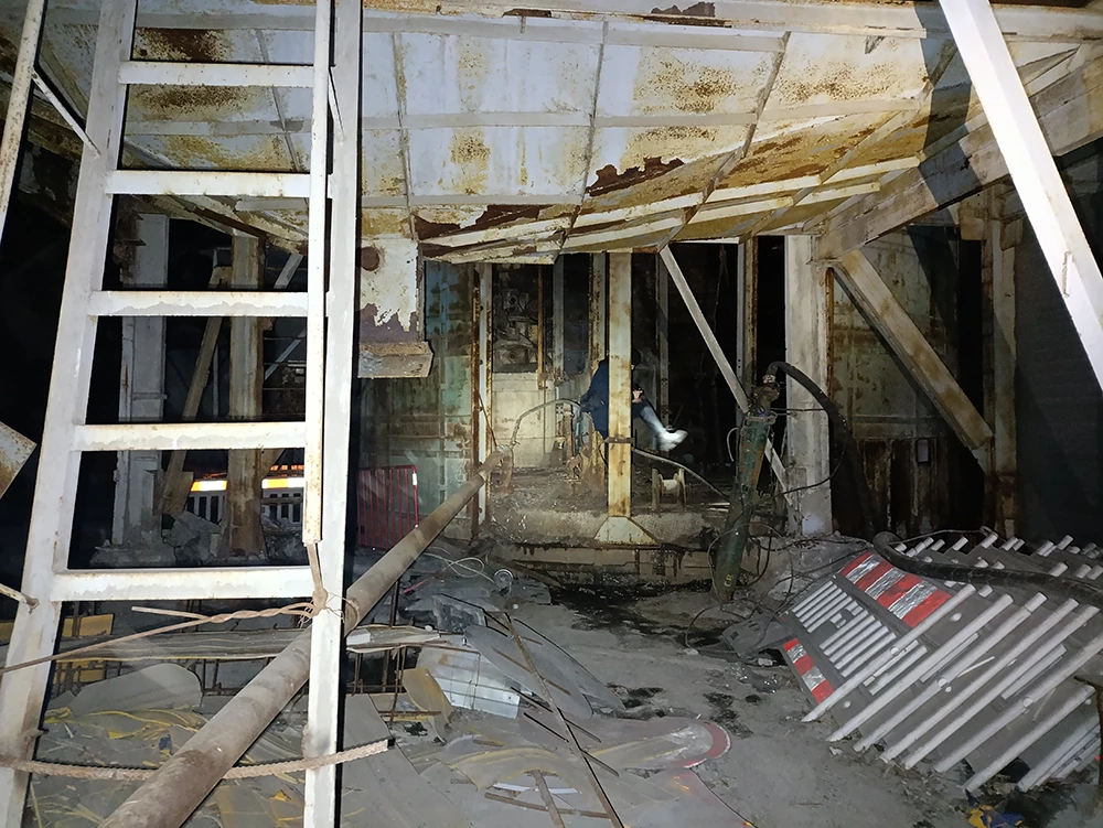 Внутри копра, ранее тут была узкоколейка по которой в вагонетках вывозили породу