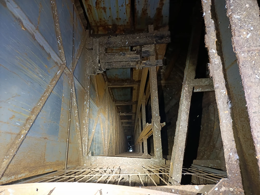 Внутри ствола, его глубина около 55 метров