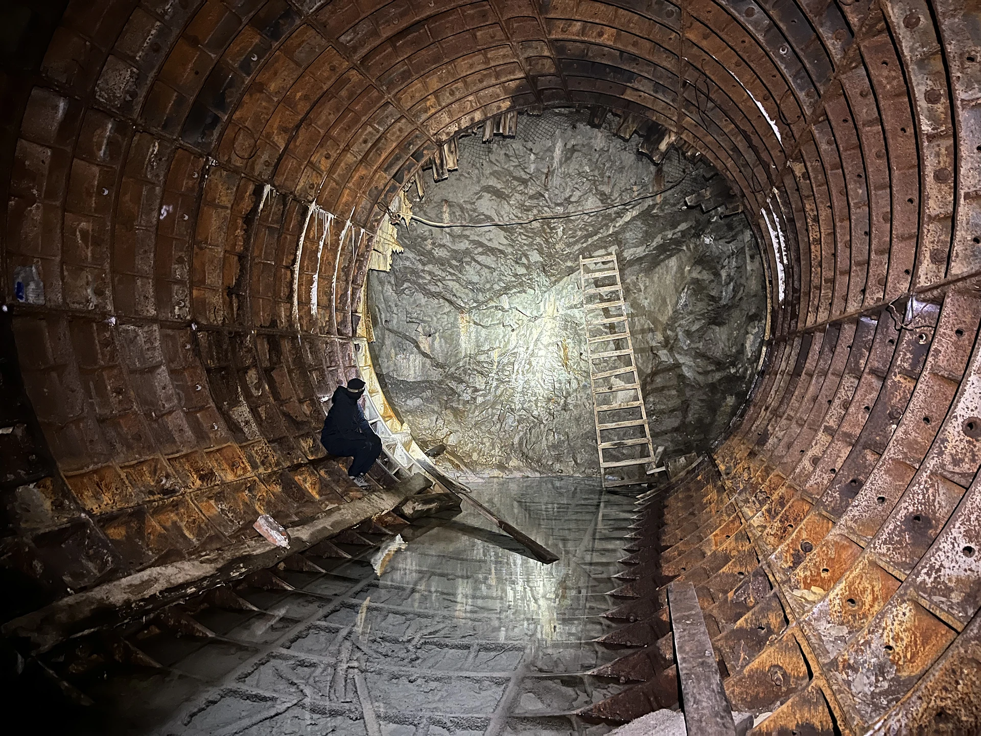 Выработка в направлении ст. Вокзальная. Тоннель в этом месте увеличенного диаметра, 7,5 метров, пройдено около 20 метров