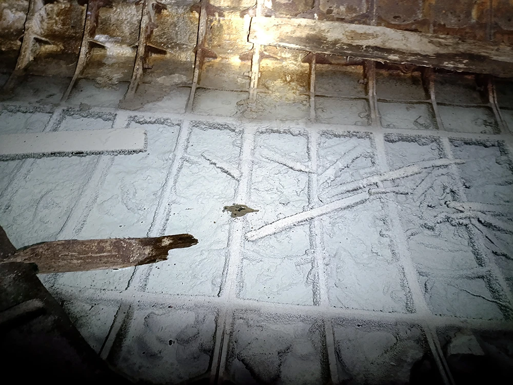 Ярко выраженные минеральные отложения на дне тоннеля, при этом вода кристально чистая