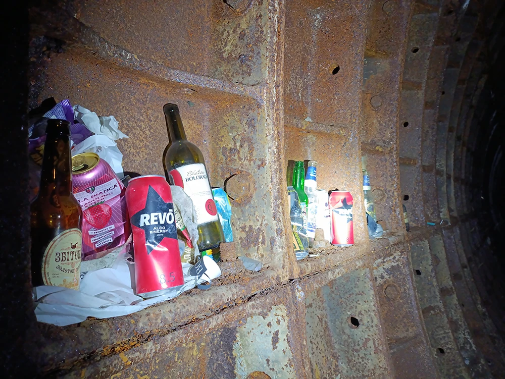 Ёмкости от всякой выпивки оставленные различными диггерами которые тут бывали