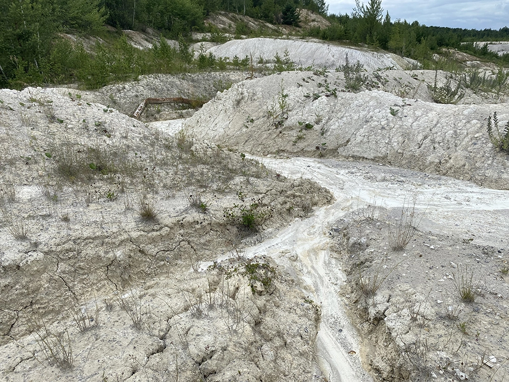 Дождевая вода размывает и наполняет карьер